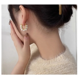 2023 New Arrival Retro Elegant Imitation Pearl Oval Hoop Earrings For Women Fashion Classic Geometric Jewelry Gifts
